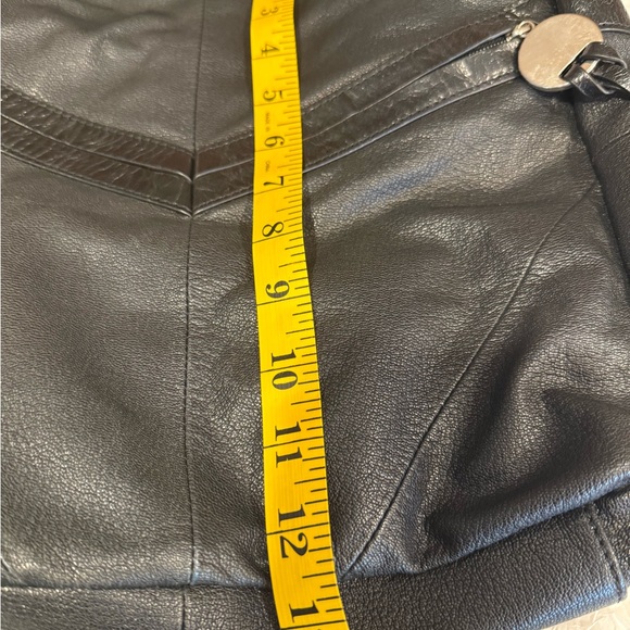 Kenneth Cole Reaction Black leather and Silver accents Shoulder Bag - Picture 8 of 9